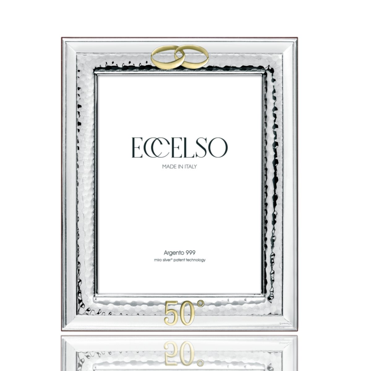 Cornice 13x18 per nozze d'oro in argento laminato con coppia di fedi intrecciate e simbolo del 50 anniversario dorati su fascia martellata