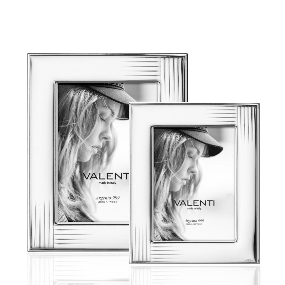 Set di 2 cornici di misura 13 cm x 18 cm e 18 cm x 24 cm con bordo largo in argento laminato e angoli lavorati con scanalature