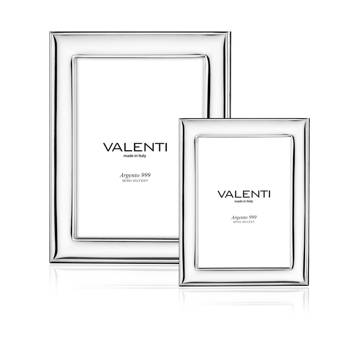 Set di 2 cornici in argento laminato con finitura liscia e lucida e retro in legno marrone di misura 9 cm x 13 cm e 13 cm x 18 cm