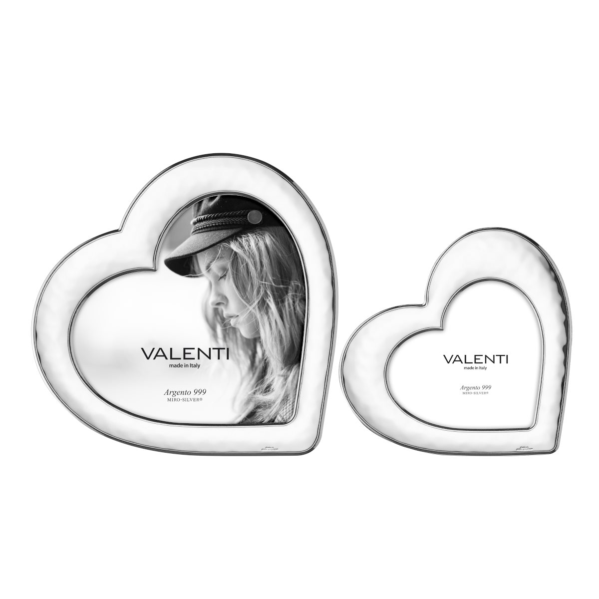 Set di 2 cornici a cuore in argento laminato con finitura martellata e retro in legno bianco di misura 20 cm x 20 cm e 12 cm x 12 cm