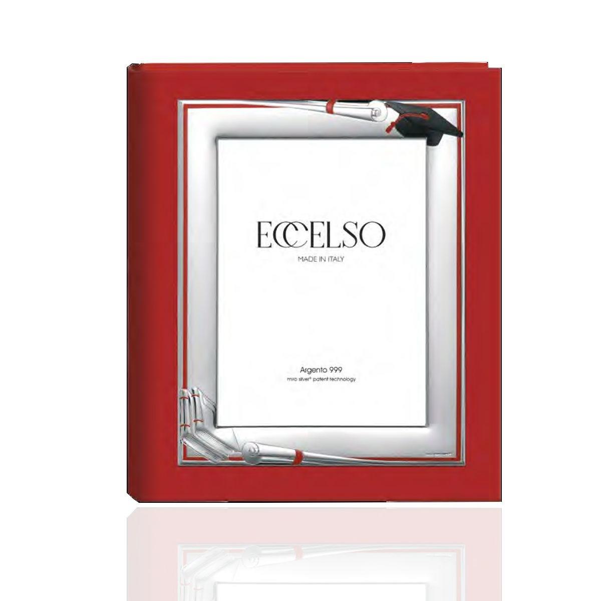 Album per laurea in ecopelle rossa con portafoto in argento laminato decorato con motivo a pergamena, tocco e libri
