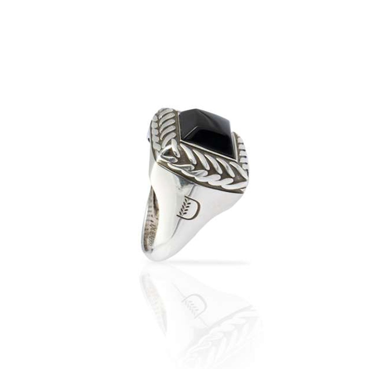 Anello chevalier quadrato con onice realizzato in argento 925 brunito dal brand dueaerre 1938