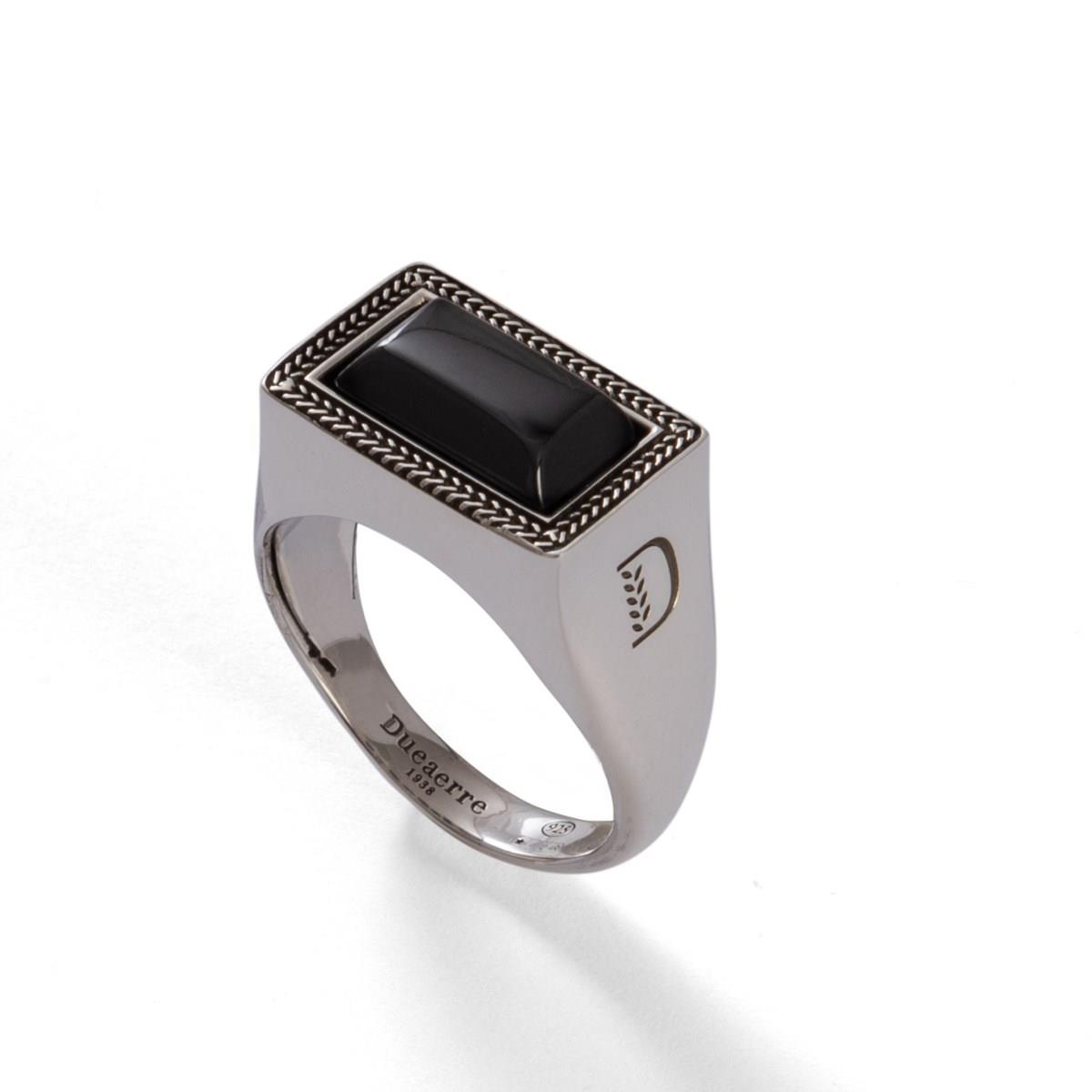 Anello chevalier rettangolo onice realizzato in argento brunito 925 dal brand dueaerre 1938