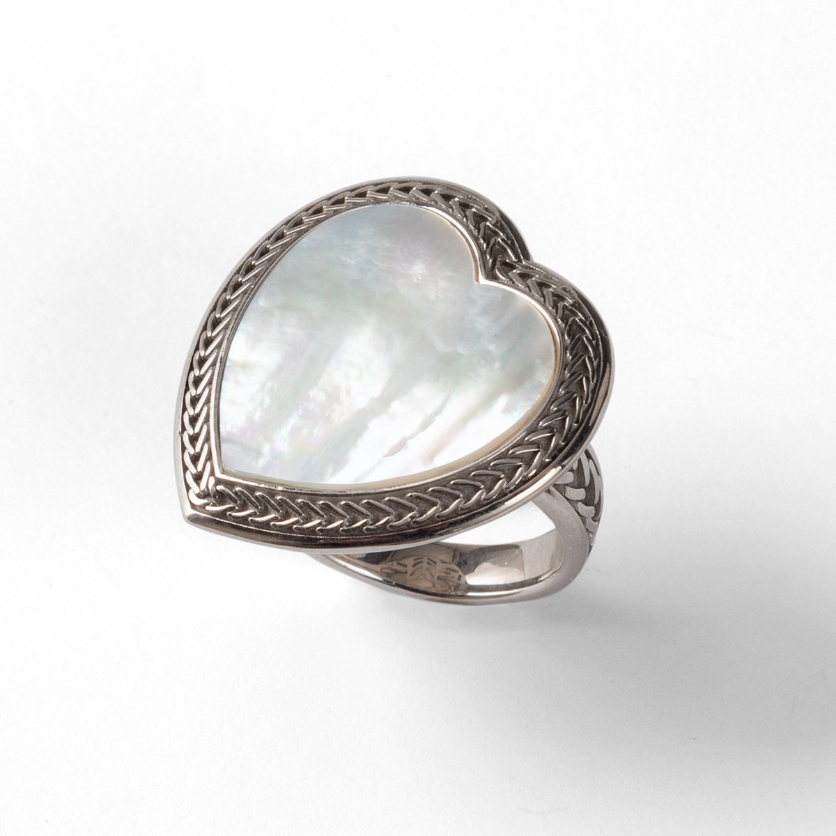 Anello cuore madreperla realizzato in  argento 925 platinato dal brand dueaerre 1938