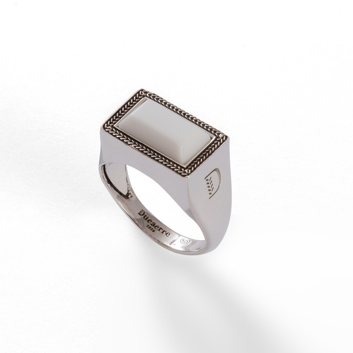 Anello chevalier rettangolo agata realizzato in argento brunito 925 dal brand dueaerre 1938