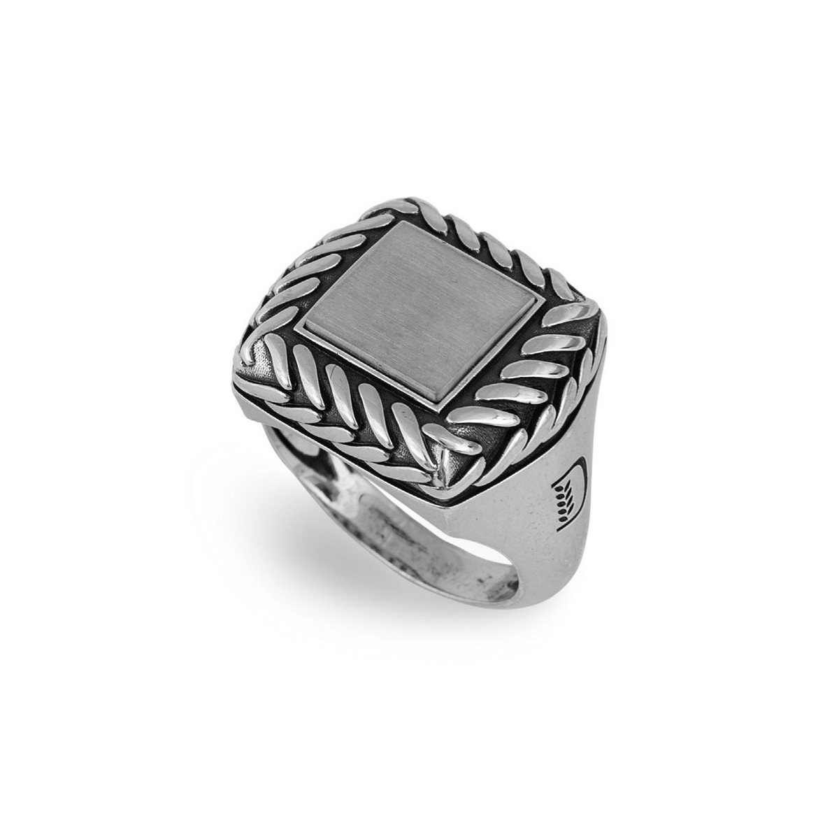 Anello chevalier quadrato realizzato in argento 925 brunito dal brand dueaerre 1938