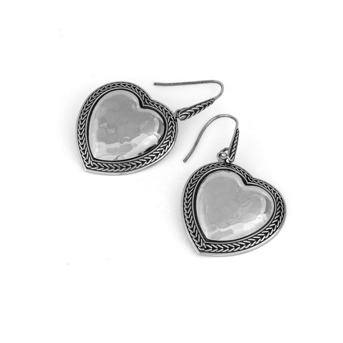 Orecchini cuore realizzato in argento 925 brunito dal brand dueaerre 1938