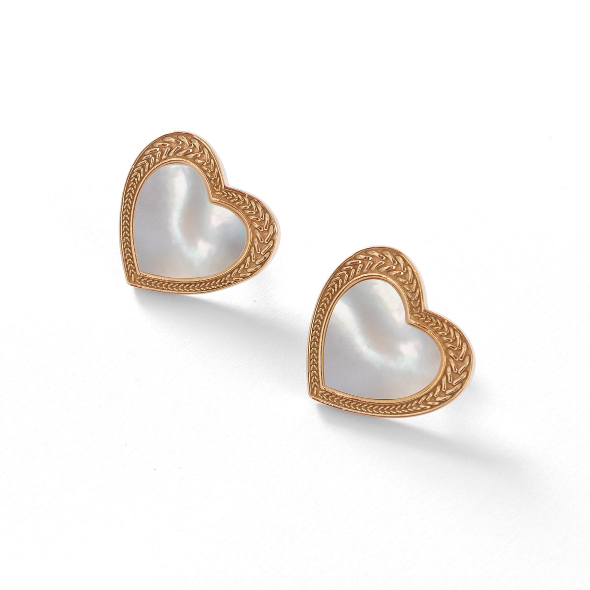 Orecchini cuore madreperla dorati con perno realizzato in argento 925 dorato giallo dal brand dueaerre 1938