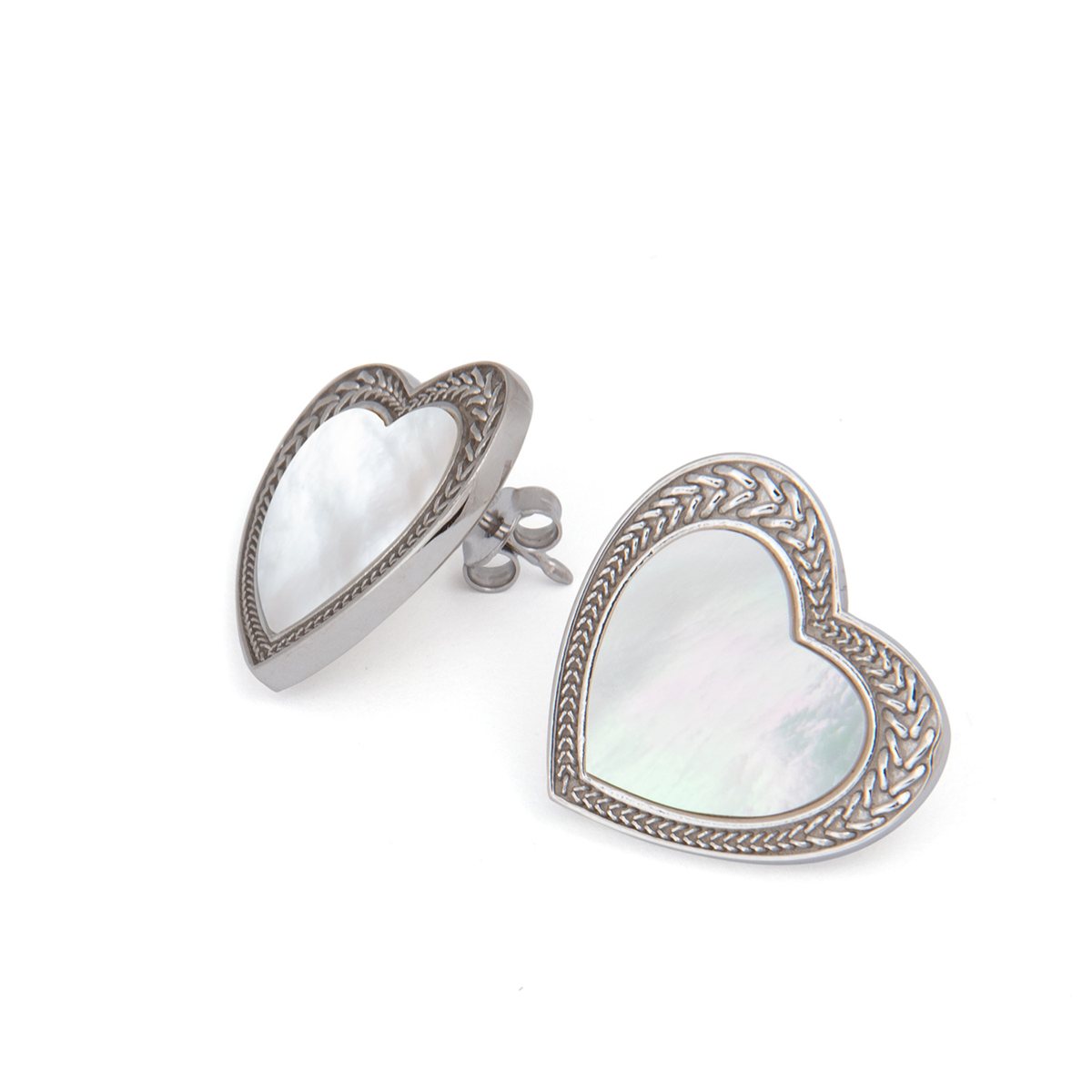 Orecchini cuore madreperla con perno realizzato in  argento 925 platinato dal brand dueaerre 1938