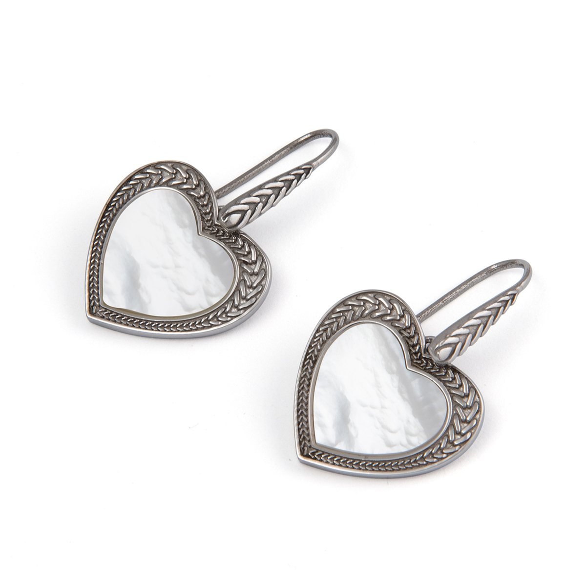 Orecchini cuore madreperla realizzato in  argento 925 platinato dal brand dueaerre 1938